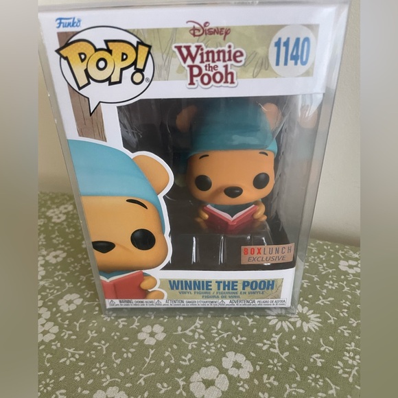 Funko Pop 
Winnie the Pooh # 1140 
Box Lunch Exclusive with book - Picture 1 of 3